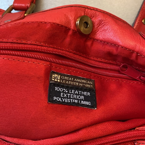 Leather bag with a spec of scrach. See photos - Picture 7 of 8